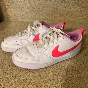 Nike Court Borough sz 7Y